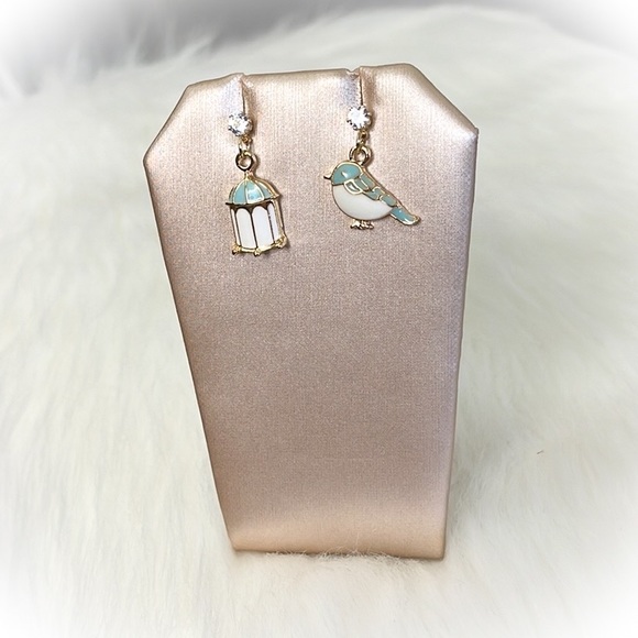 💕Beautiful Bird & Cage Fashion Earrings💕 - Picture 3 of 4